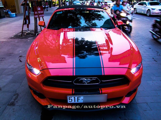 
Tại thị trường Việt Nam, Ford Mustang thế hệ thứ 6 trở thành trào lưu chơi xe thể thao với hơn 50 chiếc được đưa về nước, trong đó có khoảng 10 chiếc thuộc bản mui trần.
