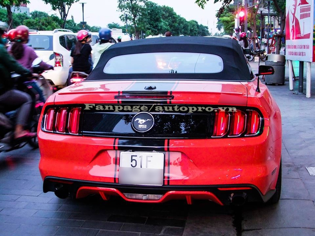 
Tuy nhiên, theo giới thạo tin chiếc Mustang mui trần này chỉ được lên đời phiên bản giới hạn với các chi tiết như lưới tản nhiệt có thêm thanh kim loại nằm ngang và logo phiên bản đặc biệt phía đuôi xe.
