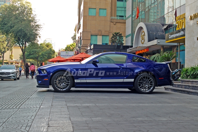 
Ra mắt lần đầu tiên tại triển lãm Los Angeles 2011, Shelby GT500 gây ấn tượng với thiết kế gân guốc và được xem như phiên bản mạnh mẽ nhất trong dòng Ford Mustang. Ngoài ra, đây cũng là chiếc Mustang cuối cùng mà Carroll Shelby tham gia phát triển trước khi qua đời, đồng thời đánh dấu kỷ niệm 20 năm thành lập SVT, đội thiết kế đặc biệt của Ford.
