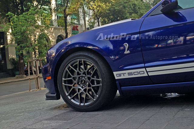 
Hình ảnh chú rắn hổ mang xuất hiện bên hông xe, phía dưới là dòng chữ GT500 trên nền sọc trắng trải dài hông xe. Bộ la-zăng 8 chấu kép trong màu xám nhám được đội thiết kế SVT thửa riêng cho Shelby GT500. Ngoài ra, còn phải kể đến hệ thống phanh Brembo cao cấp.
