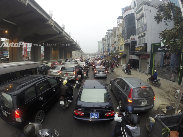 
Do đó, lưu lượng xe trên đường Nguyễn Trãi về phía Khuất Duy Tiến vẫn ở mật độ cao.
