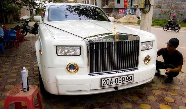 
Cũng tại Thái Nguyên và biển tứ quý 9 dành cho chiếc Rolls-Royce Phantom với một số chi tiết mạ vàng ấn tượng.
