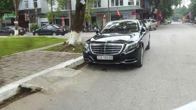 
Một đại gia Tuyên Quang đeo biển tứ quý 9 cho xe siêu sang Mercedes-Maybach S600. Tại thị trường Việt Nam, Mercedes-Maybach S600 có giá gần 10 tỷ Đồng.
