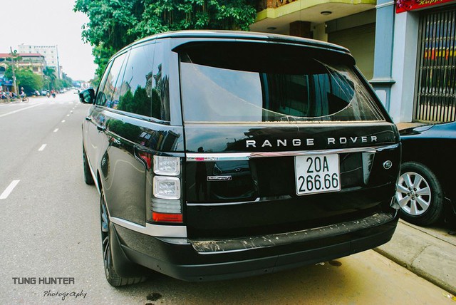 
Các đại gia tại Thái Nguyên cũng rất thích sưu tâm biển số tứ quý. Trong ảnh là chiếc Range Rover LWB Autobiography Black Edition thuộc diện hàng hiếm với 100 chiếc trên toàn thế giới. Theo giới thạo tin, đây là chiếc Black Edition duy nhất được phân phối chính hãng tại Việt Nam.
