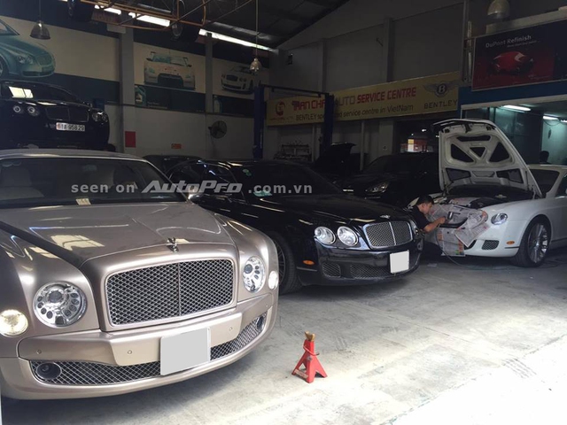 
Bentley Mulsanne góc trái, cùng bộ đôi Bnetley Continental Flying Spur Speed.
