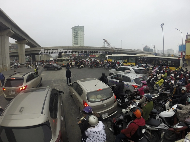 
Hiện tượng ùn tắc giao thông xảy ra ngay tại ngã tư Nguyễn Trãi - Khuất Duy Tiến.

