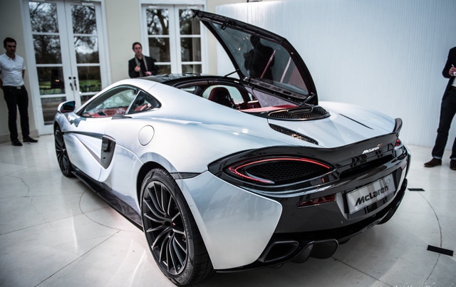 McLaren 570GT thực chất là 570S. Mẫu siêu xe thể thao mới được giới thiệu của McLaren sử dụng động cơ V8, dung tích 3,8 lít, sản sinh công suất tối đa 562 mã lực và mô-men xoắn cực đại 600 Nm. Sức mạnh này truyền xuống 4 bánh qua hộp số tự động 7 cấp ly hợp kép, giúp McLaren 570GT tăng tốc lên 100 km/h chỉ trong 3,4 giây.
