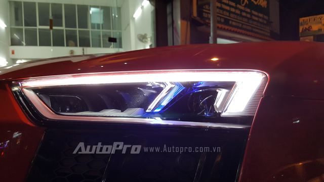 
Cận cảnh cặp đèn pha LED toàn phần đầy ma mị của siêu xe Audi R8 thế hệ thứ 2.
