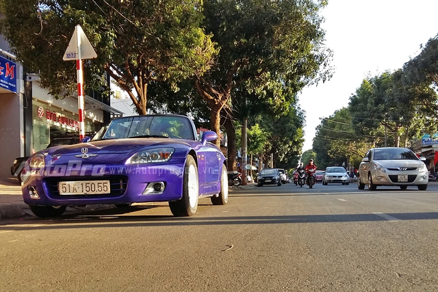 Từng xuất hiện trên các con phố tại Sài thành, đến nay, chiếc xe thể thao hàng hiếm Honda S2000 đời 2003 bị bắt gặp ở một công ty mua bán xe hơi cũ gần thành phố Buôn Ma Thuột. Điều đáng nói là thay vì đậu trong garage, chiếc xe mui trần thường xuyên đỗ trên phố bất chấp trời nắng nóng và đông người qua lại.