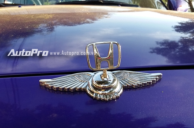 
Thay cho kiểu gắn nổi trên nắp capô quen thuộc, logo của hãng Honda phía trước đầu xe gợi liên tưởng đến ô tô hạng sang.
