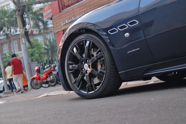 
Thay cho la-zăng hợp kim nhôm 5 chấu kép 20 inch như trên bản Sport, chiếc Maserati GranTurismo S sử dụng la-zăng 7 chấu đơn với kiểu thiết kế theo hình logo cây đinh ba ấn tượng.
