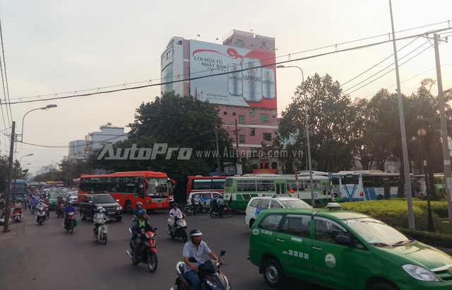 Hướng từ vòng xoay hàng xanh vào bến xe Miền Đông cũng bị ùn ứ nghiêm trọng.