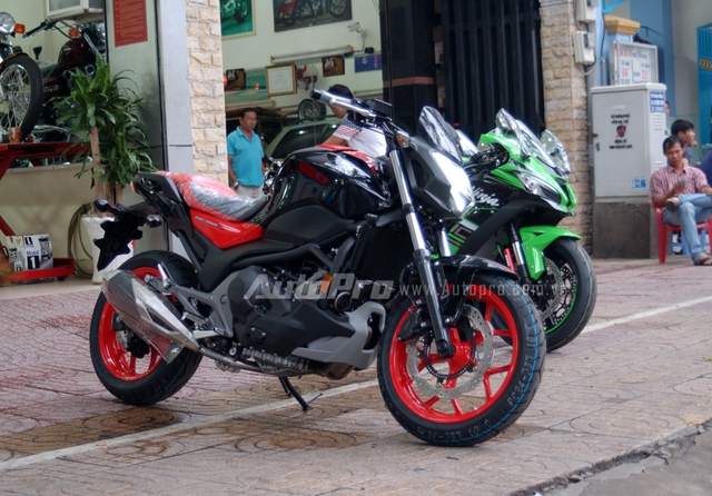 
Chỉ sau 8 tháng ra mắt các khách hàng trên thế giới, mẫu xe nakedbike cá tính của Honda đã xuất hiện tại thị trường Việt Nam thông qua một nhà nhập khẩu tư nhân.
