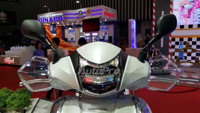 Ra mắt tại triển lãm Motodays diễn ra ở Roma, Italia, Honda SH 300i thế hệ mới nhận được nhiều nâng cấp đáng giá như đèn pha cùng đèn hậu được trang bị công nghệ đèn LED, ngoài ra, chiều dài cơ sở còn được nới thêm 16 mm.