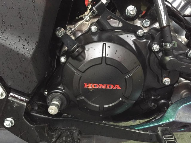 
Honda Winner 150 là mẫu xe côn tay sở hữu kiểu dáng underbone với khối động cơ DOHC, xy-lanh đơn, phun xăng điện tử, làm mát bằng dung dịch, dung tích 149,1 cc. Kết hợp với hộp số 6 cấp, động cơ tạo ra công suất tối đa 15,4 mã lực tại vòng tua máy 9.000 vòng/phút và mô-men xoắn cực đại 13,5 Nm tại vòng tua máy 6.500 vòng/phút.
