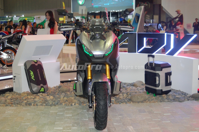 
Chỉ 4 tháng sau khi ra mắt tại triển lãm EICMA diễn ra vào tháng 11/2015, chiếc xe tay ga concept cá tính, Honda City Adventure, đã được đưa về nước và giới thiệu đến khách hàng trong triển lãm xe máy lần đầu tiên diễn ra tại Việt Nam.
