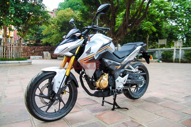 
Bình xăng gồ cao, cơ bắp, phần đèn chiếu sáng kiểu mặt gãy gợi nhớ khá nhiều tới thiết kế của dòng naked bike Kawasaki Z.
