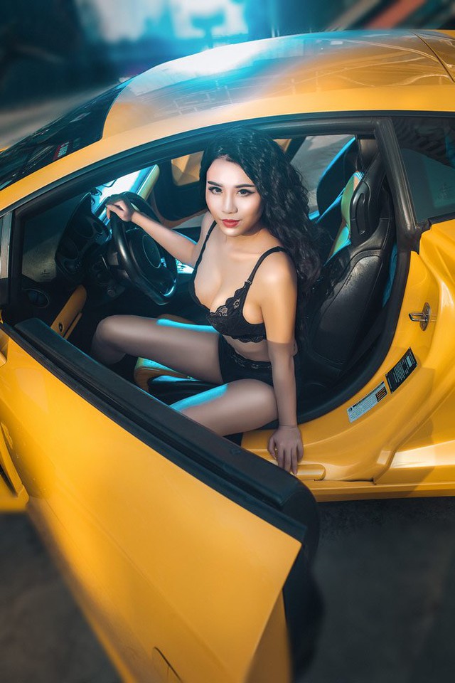 
Trước Linh Miu, một hot girl khác là Trần Thị Ngọc Loan từng gây chú ý với bộ ảnh gợi cảm bên siêu xe Lamborghini Murcielago LP640 màu đen.
