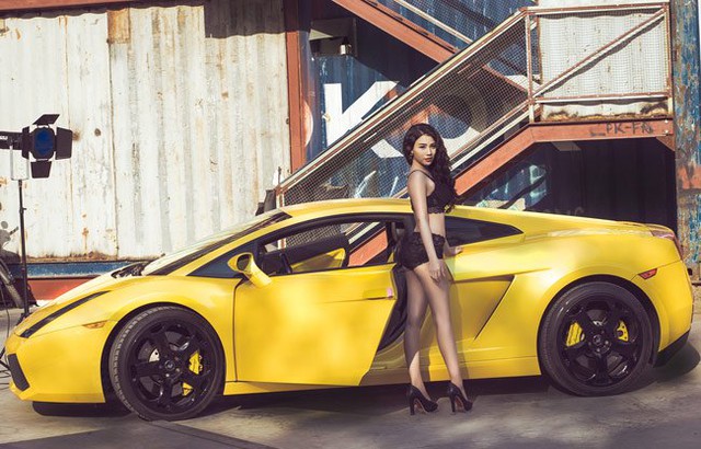 
Sau bộ ảnh khá mát mẻ gây tranh cãi trong cộng đồng mạng thời gian qua, hot girl Linh Miu tiếp tục cho ra mắt bộ ảnh mới. Trong đó, hot girl Hà thành dường như thu hút nhiều sự chú ý hơn khi mặc đồ lót và tạo dáng nóng bỏng bên cạnh siêu xe Lamborghini Gallardo màu vàng rực.
