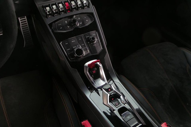 
Lamborghini Huracan có 3 chế độ lái, bao gồm Strada (bình thường), Sport (thể thao) và Corsa (đua). Ảnh: Thông Nguyễn
