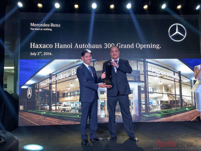 
Giây phút trao chứng nhận giữa Mercedes-Benz Việt Nam và đại diện Haxaco Hà Nội.
