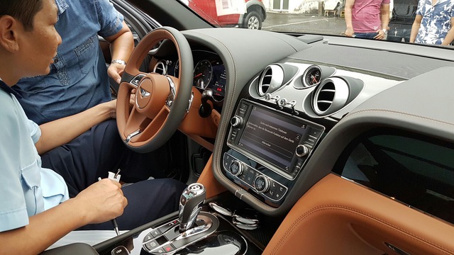 
Nội thất siêu sang của Bentley Bentayga với màn hình 10,5inch, 20 loa vệ tinh, 21 kênh âm thanh cho ra công suất lên tới 1.950W.
