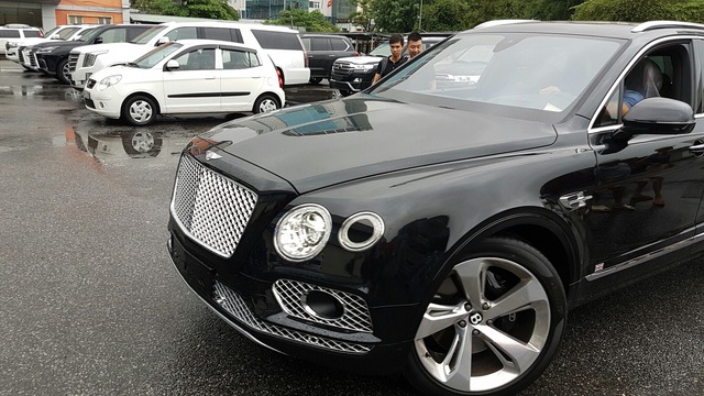 
Không giống như chiếc đầu tiên, chiếc Bentley Bentayga thứ 2 tại Việt Nam mang nước sơn đen bóng. Tuy nhiên, tương tự chiếc đầu tiên, đây không phải là xe chính hãng mà được nhập khẩu qua một salon tư nhân tại Hà Nội.
