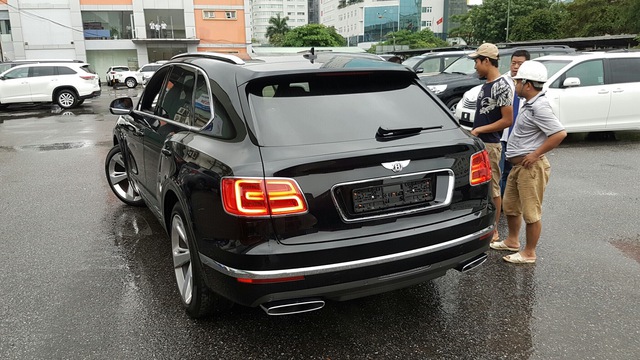 
Chiếc xe được đưa về trong sáng 6/7. Dù trời mưa nhưng Bentley Bentayga vẫn thu hút được sự chú ý của người dân Thủ đô. Giống như chiếc đầu tiên, giá bán của Bentley Bentayga thứ 2 tại Việt Nam không được tiết lộ.
