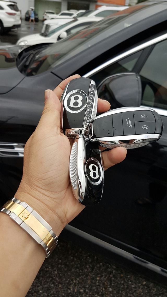 
Trái tim của Bentley Bentayga là khối động cơ W12, tăng áp kép, dung tích 6.0 lít, sản sinh công suất tối đa 600 mã lực và mô-men xoắn cực đại 900 Nm. Sức mạnh được truyền tới cả 4 bánh thông qua hộp số tự động 8 cấp. Nhờ đó, Bentley Bentayga có thể tăng tốc từ 0-96 km/h trong 4 giây trước khi đạt vận tốc tối đa 301 km/h.
