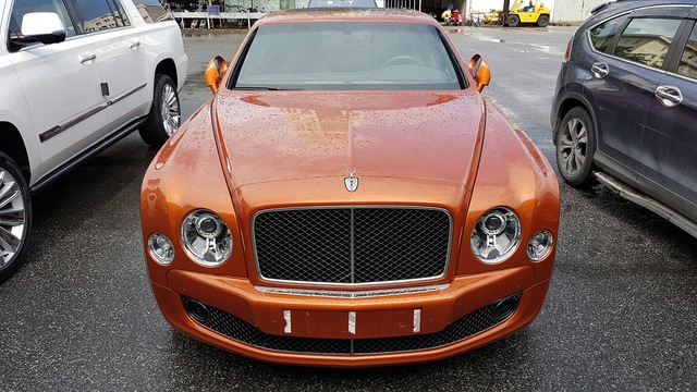 
Đây là mẫu Bentley Mulsanne Speed màu cam (cà rốt) độc nhất tại Việt Nam.
