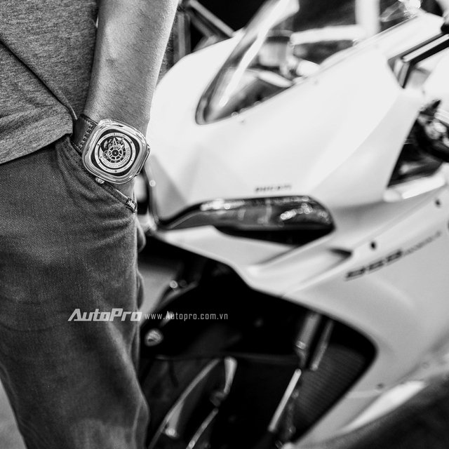 
Đồng hồ SevenFriday P1B/01 tạo dáng cùng chiếc siêu moto Ducati 959 Panigale 2016 lần đầu tiên xuất hiện tại Việt Nam. Sở hữu kích thước 47 x 47.6 mm, mặt đồng hồ vuông cùng vỏ thép không gỉ, chiếc P1B/01 để lại ấn tượng đầu tiên là sự lịch lãm, sang trọng nhưng cũng không kém phần mạnh mẽ.
