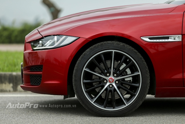 
Jaguar XE được trang bị vành đa chấu 19 inch với 2 màu tương phản, ấn tượng hơn các đối thủ BMW 3-Series hay Mercedes-Benz C-Class.
