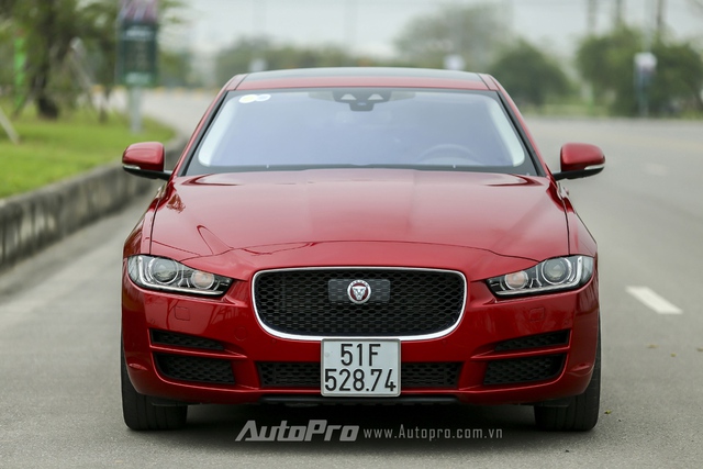 
Phần đầu xe có thiết kế đặc trưng của dòng Jaguar với mặt ca-lăng lớn mạ viền crôm cùng logo báo gấm.
