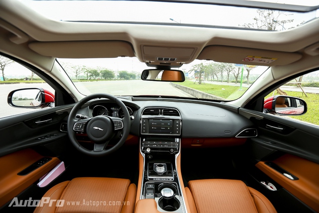 
Không gian nội thất của Jaguar XE khá lịch sự với nhiều tính năng được tích hợp.
