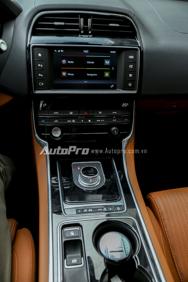 
Hệ thống điều khiển trung tâm của Jaguar XE với màn hình cảm ứng 8 inch tích hợp tính năng giải trí In Control, điều hòa tự động 2 vùng, phanh điện tử, nút chuyển 4 chế độ lái khá vuông vắn và núm chuyển số dạng thò/thụt đặc trưng.
