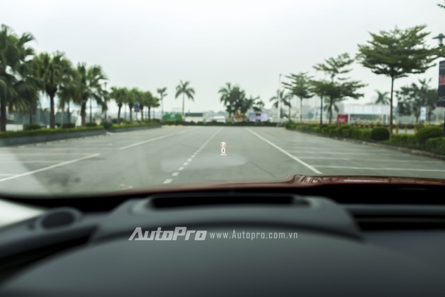 
Màn hình hiển thị thông tin trên kính chắn gió, một tính năng hiếm gặp ở phân khúc xe sedan hạng sang giá mềm, lại xuất hiện trên Jaguar XE.
