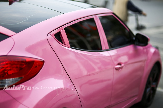 
Mặc dù thích màu hồng nhưng bà mẹ trẻ vẫn giữ lại những chi tiết đen của xe để nhấn nhá và giữ được nét thể thao vốn có cho Hyundai Veloster.

