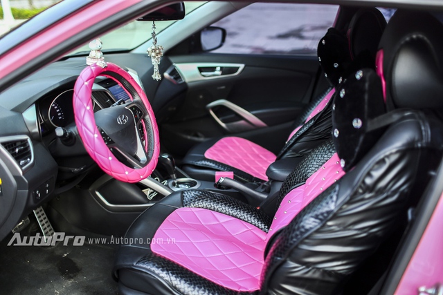 
Ghế xe được sử dụng lót da màu hồng đính đá tạo cảm giác điệu đà.
