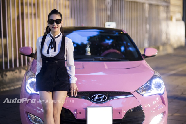 
Bà mẹ 9x thích màu hồng chụp ảnh bên chiếc Hyundai Veloster.
