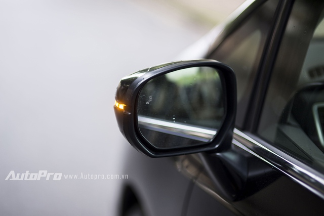 
Gương chiếu hậu tích hợp xi nhan và đèn báo cảm biến có xe vượt.
