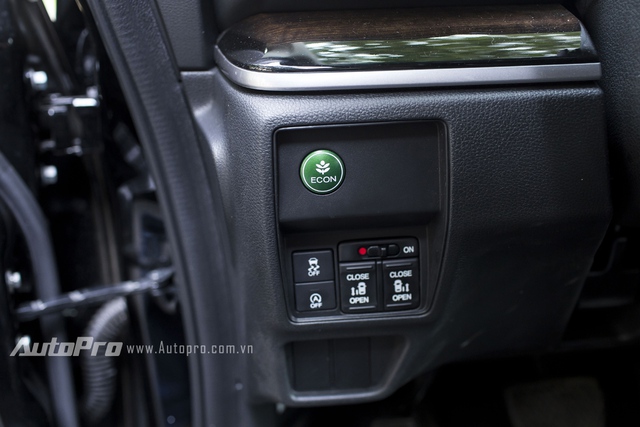 
Cửa sau của xe có thể điều khiển ngay trên ghế lái hoặc thông qua chìa khoá thông minh của xe.
