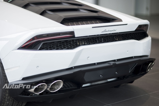 
Lamborghini Huracan có khả năng tăng tốc từ 0-100 km/h trong 3,2 giây, 0-200km/h trong 9,9 giây trước khi đạt tốc độ tối đa 305 km/h.
