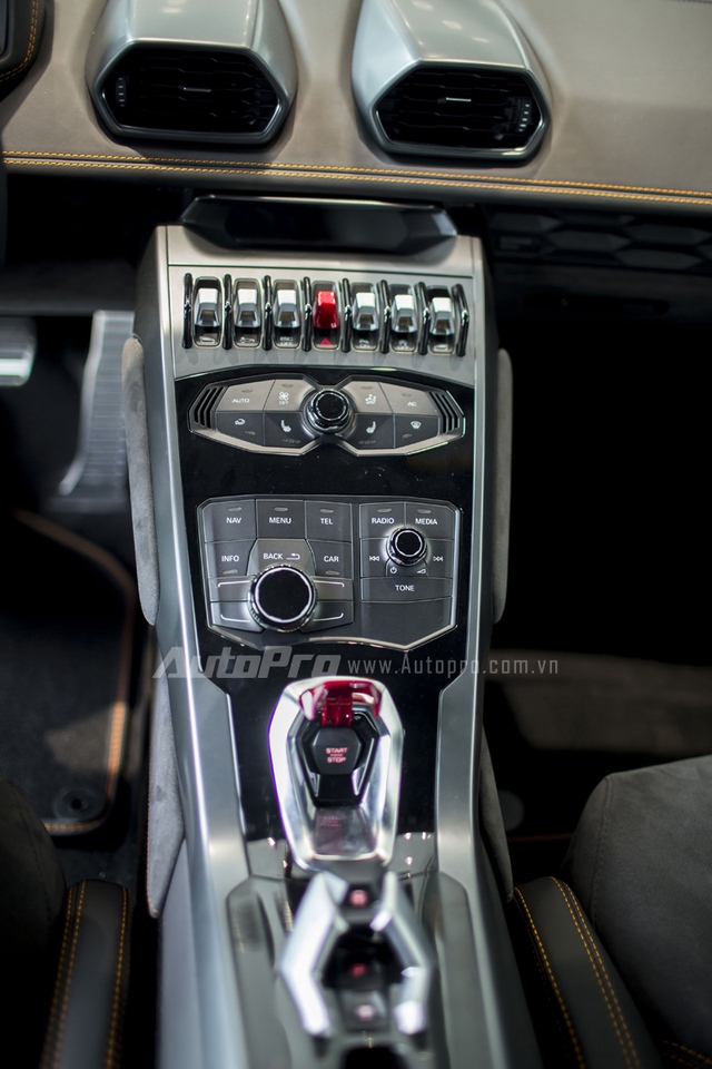 
Hàng loạt các nút điều khiển trung tâm của Lamborghini Huracan.
