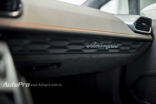 
Tap-lô ghế phụ của Lamborghini Huracan khá đơn giản nhưng vẫn giữ được sự tinh tế.
