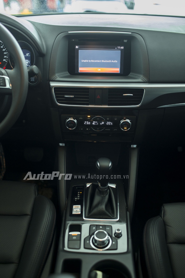
Bảng điều khiển trung tâm cùng hệ thống nút bấm và màn hình MMI. Xe được trang bị điều hòa không khí tự động hai vùng và hộp số 6 cấp cùng chế độ lái Sport.
