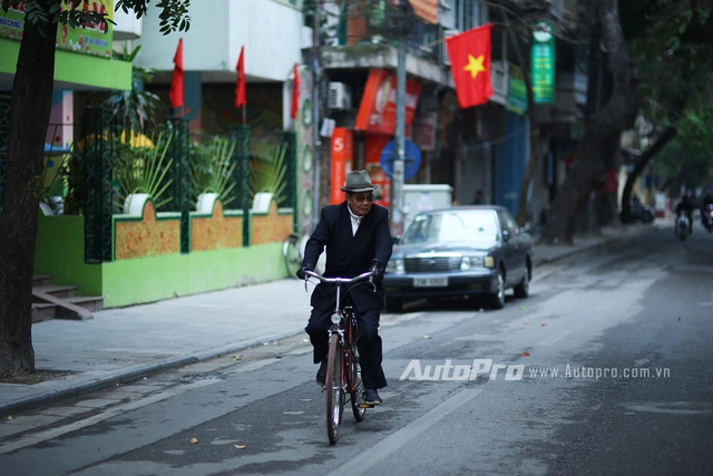 
Hình ảnh một cụ ông mặc đồ tây đi xe đạp thăm bạn bè sáng mùng 1 gợi nhớ tới một Hà Nội xưa.
