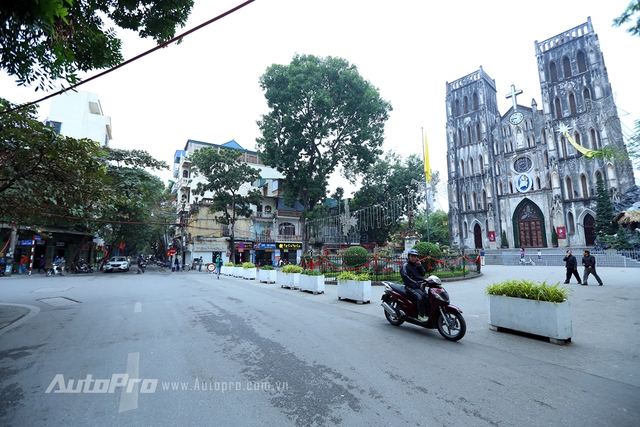 
Khu vực Nhà thờ lớn của Hà Nội cũng thưa người qua lại hơn.
