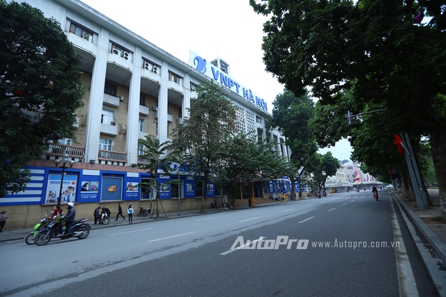 
Đường Đinh Tiên Hoàng trước cửa bưu điện Hà Nội vẫn vắng vẻ dù đã 8h30.
