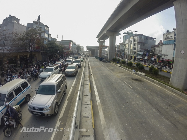 
Và tất nhiên, trong khi chờ thông xe cho hầm chui, các phương tiện vẫn phải chấp nhận cảnh chen chúc trên đường Nguyễn Trãi khi đi qua đoạn giao cắt này.
