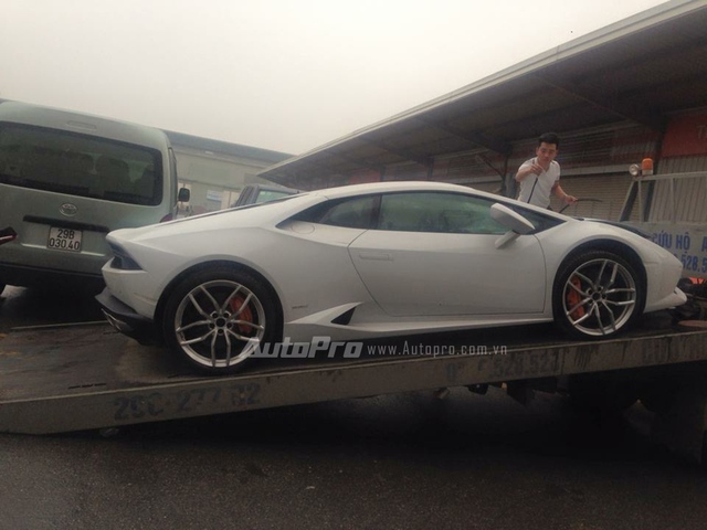 
Chiếc Lamborghini Huracan xuống khỏi xe tải.
